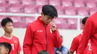 Gelandang Timnas Indonesia U-16, Lucas Raphael Lee memasuki lapangan jelang menghadapi Timnas Vietnam U-16 pada laga perebutan tempat ketiga Piala AFF U-16 2024 di Stadion Manahan, Solo, Rabu (3/7/2024). (Bola.com/Abdul Aziz)