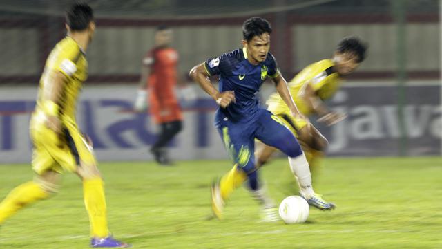 Gelandang PSIS Semarang, Bayu Nugroho, menggiring bola saat melawan Bhayangkara FC. (Bola.com/Yoppy Renato)