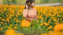 Fuji baru saja mengunggah potret dirinya di tengah ladang bunga warna orange yang indah. Bunga tersebut senada dengan warna kebaya yang ia kenakan. [@fuji_an]