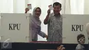 Wapres Jusuf Kalla (JK) bersama istri, Mufidah Kalla, menunjukkan surat suara di TPS 03 Kelurahan Pulo, Jakarta Selatan, Rabu (19/4). Di TPS bernuansa Betawi itu, JK memberikan suaranya pada Pilkada DKI putaran kedua. (Liputan6.com/Herman Zakharia)