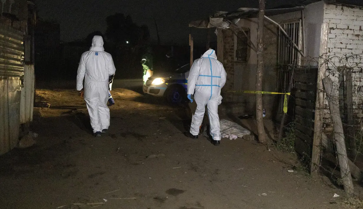 Layanan darurat menerima laporan insiden itu sekitar pukul 20.00 malam waktu setempat tentang ledakan gas, tetapi pada saat kedatangan mereka menemukan itu adalah "kebocoran gas dari sebuah tabung" yang berisi "gas beracun". (Photo by Wikus de Wet / AFP)
