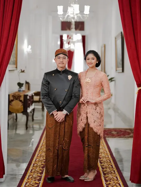 Kemesraan pasangan Kaesang dan Erina Gudono tak perlu dipertanyakan lagi. Gaya elegan keduanya dalam balutan busana khas Jawa. Kaesang tampil mengenakan beskap hitam, sedangkan Erina memilih kebaya pink yang super cantik, dipadukan kain batik serasi. [Foto: Instagram/kaesangp]