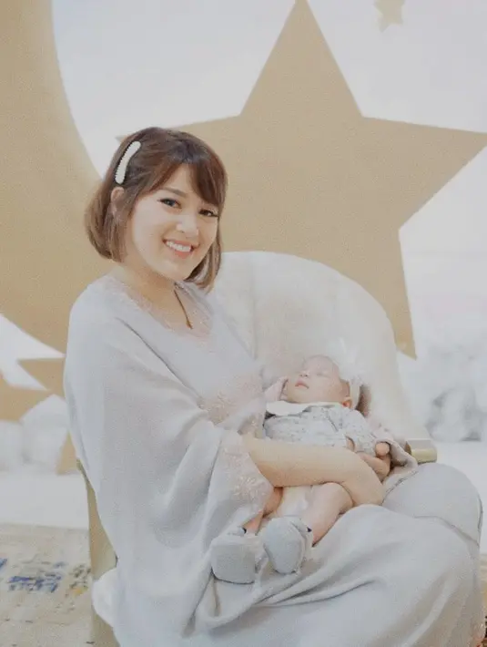 <p>Memiliki anak satu justru membuat Rosiana tampil lebih fresh dengan rambut pendek dipadukan pakaian model kaftannya. @rsn.dw</p>