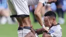Pemain Timnas Indonesia, Yance Sayuri tak mampu membendung air matanya setelah kalah dari Jepang setelah laga terakhir putaran ketiga Grup C Kualifikasi Piala Dunia 2026 di Suita Stadium, Jepang, Selasa (10/06/2025). (AFP/Paul Miller)