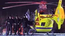 Sebuah helikopter didatangkan untuk membawa PM Polandia, Beata Szydlo setelah terlibat kecelakaan mobil di Oswiecim, Jumat (10/2). PM Polandia mengalami cedera setelah sebuah mobil yang dikendarai pemuda 20 tahun menabrak limousinnya. (AP Photo)