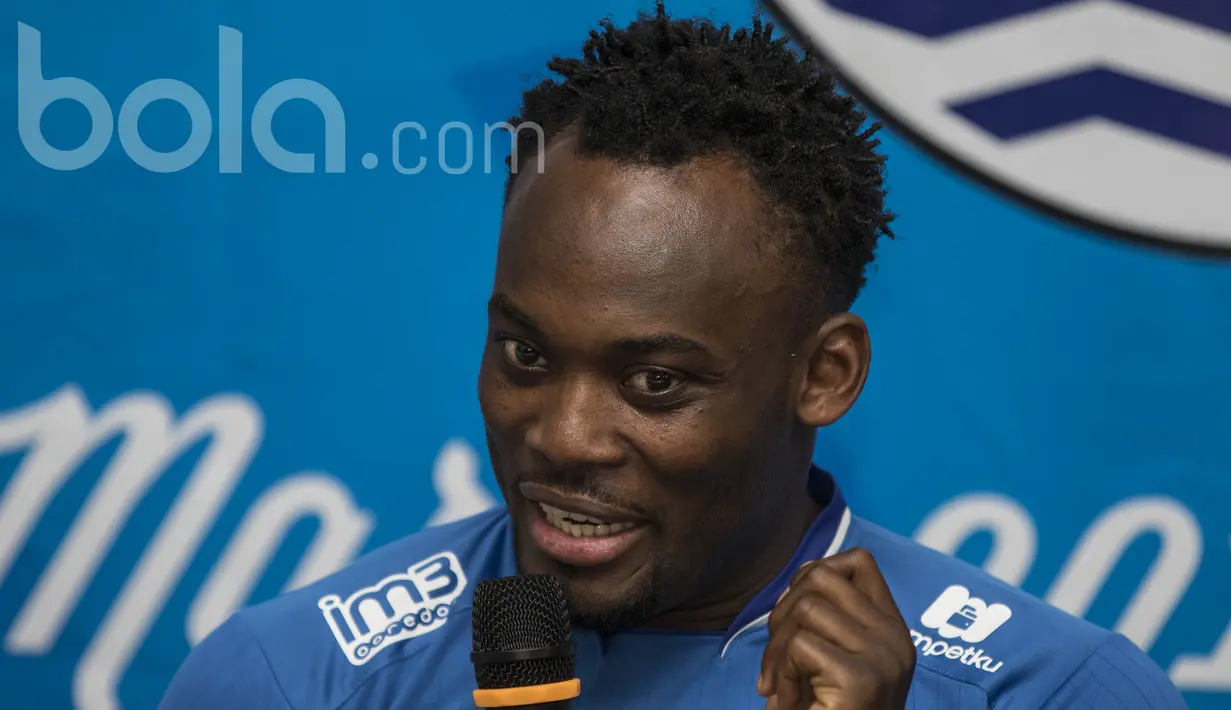 Gelandang Persib Bandung, Michael Essien, menjawab pertanyaan wartawan saat jumpa pers. Pada keterangannya, pria Ghana itu membantah kedatangannya ke Indonesia hanya karena uang. (Bola.com/Vitalis Yogi Trisna)