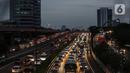<p>Kendaraan terjebak kemacetan di Pancoran, Jakarta, Kamis (21/4/2022). Kemacetan tersebut dikarenakan banyaknya (peningkatan volume) kendaraan di jalan di sekitar jam berbuka puasa. (Liputan6.com/Johan Tallo)</p>