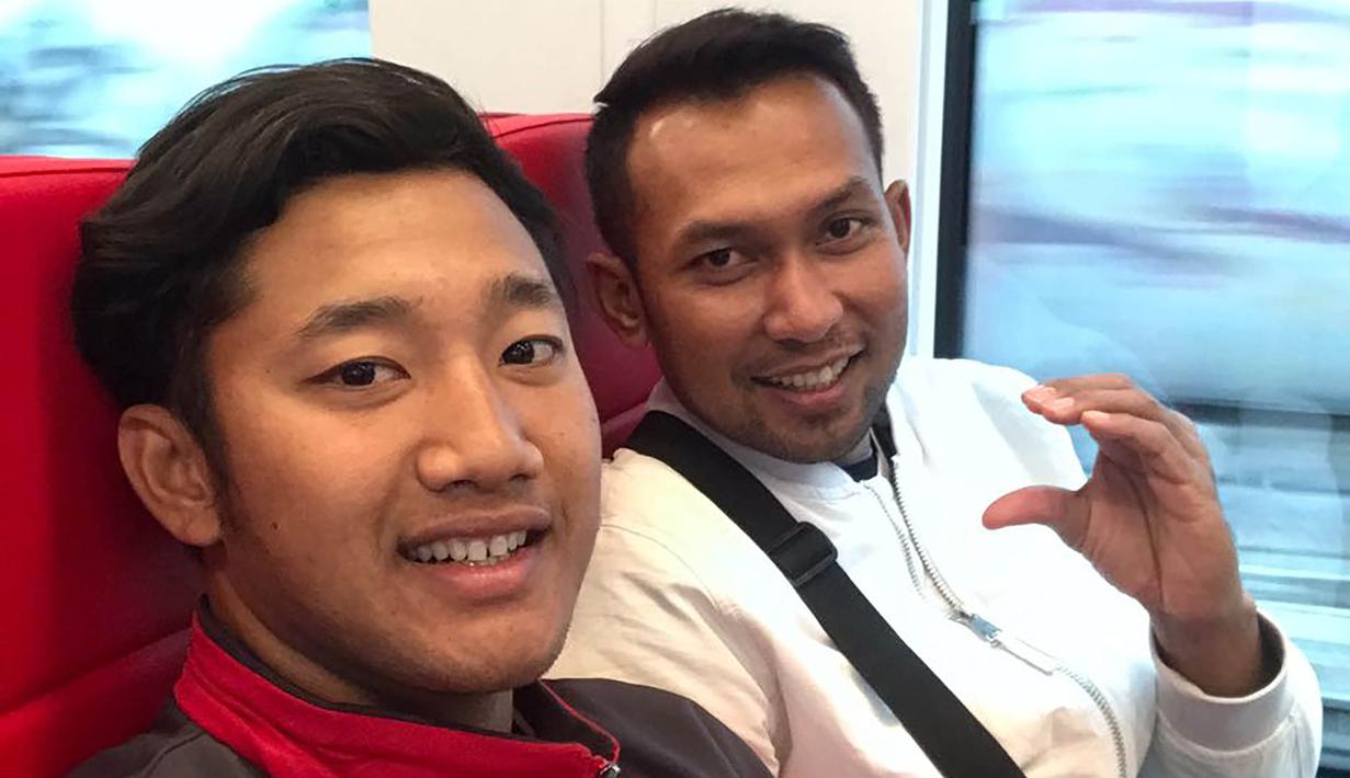 Pevoli pantai Indonesia, Mohammad Ashfiya, bersama pelatihnya, Koko Prasetyo (kanan), naik kereta melintasi Wina, Austria, Kamis (27/7/2017). Tim voli pantai Indonesia akan mengikuti Kejuaraan Dunia di Wina. (Bola.com/Reza Khomaini)
