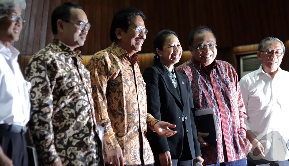 Sejumlah Menteri saat berfoto bersama sesudah peresmian penurunan harga BBM di Gedung Menko Perekonomian, Jakarta, Rabu (31/12/2014). ( Liputan6.com/Faizal Fanani)