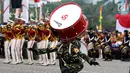 Aksi marching band taruna Akademi Kepolisian memeriahkan upacara peringatan HUT Bhayangkara ke-71 di Silang Monas, Jakarta, Senin (10/7). Acara ini menampilkan berbagai atraksi dari masing-masing kesatuan Polri. (Liputan6.com/Angga Yuniar)