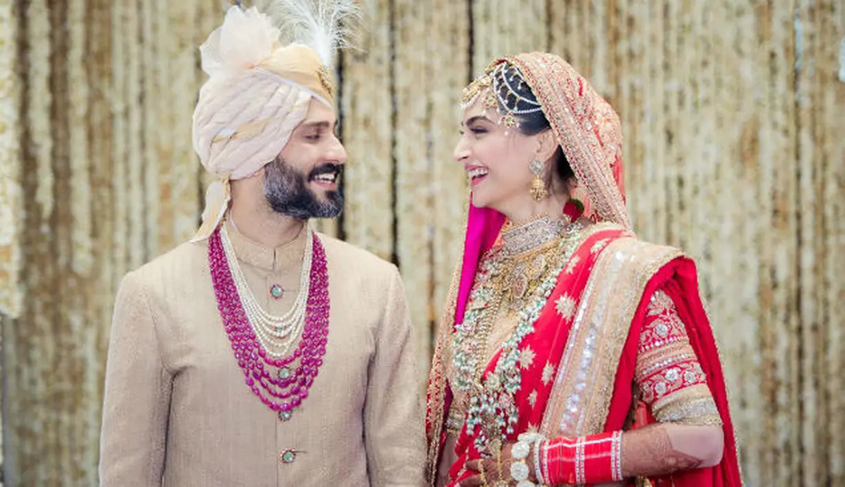 Kabar bahagia datang dari Sonam Kapoor. Lantaran artis cantik kelahiran 9 Juni 1985 ini resmi menikah dengan sang kekasih, Anand Ahuja. (Foto: ndtv.com)