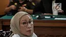 Terdakwa kasus dugaan penyebaran berita bohong atau hoaks Ratna Sarumpaet bersiap menjalani sidang putusan di Pengadilan Negeri Jakarta Selatan, Jakarta, Kamis (11/7/2019). Ratna Sarumpaet sebelumnya dituntut jaksa penuntut umum dengan pidana enam tahun penjara. (Liputan6.com/Faizal Fanani)