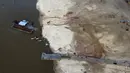 Dermaga kapal terkena dampak kekeringan dekat Sungai Solimões, Tefe, Amazonas, Brasil, Rabu (19/10/2022). Akibat kekeringan ini warga mengalami kekurangan air, adanya penjatahan bahan bakar dan kekurangan makanan. (AP Photo/Edmar Barros)