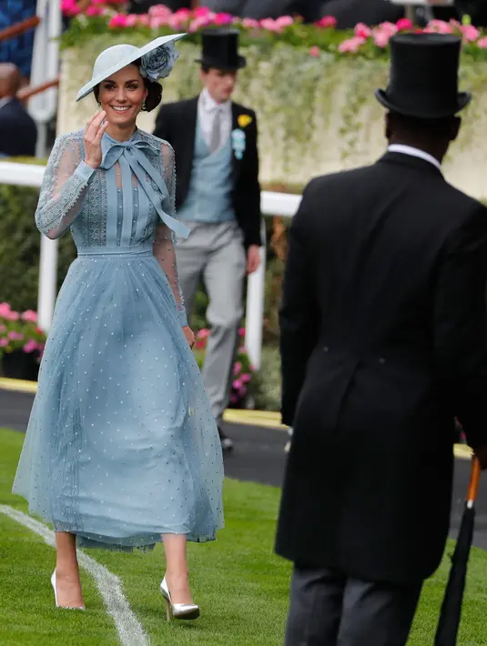 Duchess of Cambridge Kate Middleton tersenyum saat menghadiri ajang pacuan kuda Royal Ascot di Ascot, Inggris, Selasa (18/6/2019). Kate terlihat memesona dengan balutan gaun biru berlengan transparan rancangan Elie Saab. (AP Photo/Alastair Grant)