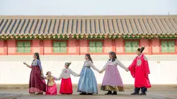Saat berfoto menggunakan pakaian khas Korea, keluarga Andhika Pratama pun dianggap mirip dengan pemain drama bergenre kerajaan. Momen bahagia ini pun diunggah dalam media sosial keduanya.  (Liputan6.com/IG/@andhiiikapratama).