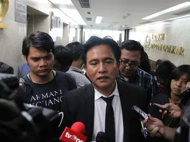Kuasa hukum DPP Golkar kubu Aburizal, Yusril Ihza Mahendra mendatangi ruang Fraksi Golkar untuk melakukan pertemuan tertutup dengan Koalisi Merah Putih (KMP) di Gedung Nusantara I DPR, Jakarta, Rabu (25/3/2015). (Liputan6.com/Andrian M Tunay)