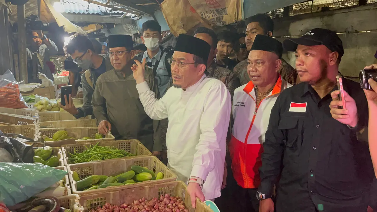 Calon Wakil Gubernur (Wagub) Nomor Urut 1 Suswono saat blusukan ke Pasar Serdang, Kemayoran, Jakarta Pusat, Jumat sore (27/9/2024).