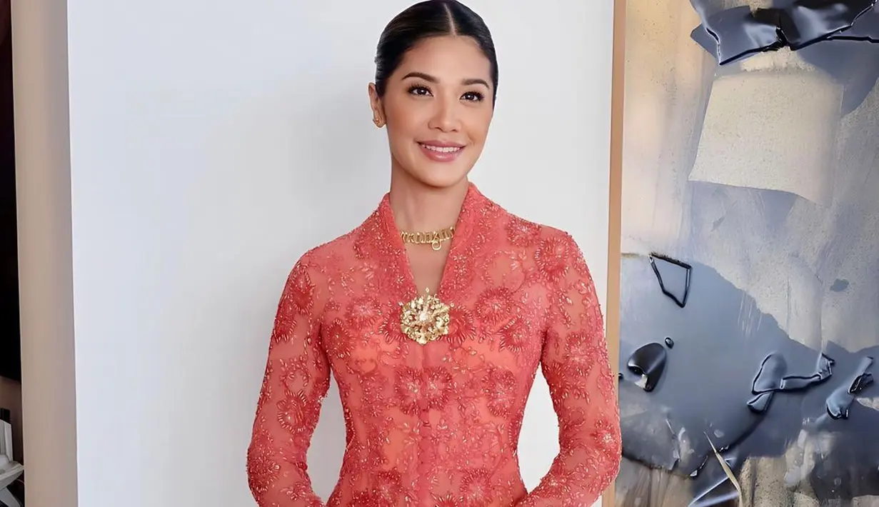 <p>Franka Makarim, istri dari Menteri Menteri Pendidikan, Kebudayaan, Riset, tampil elegan mengenakan kebaya bernuansa merah muda rancangan Didiet Maulana, dipadu dengan batik madura bermotif flora yang tak kalah cantik dan serasi. [Foto: Instagram/frankamakarim]</p>