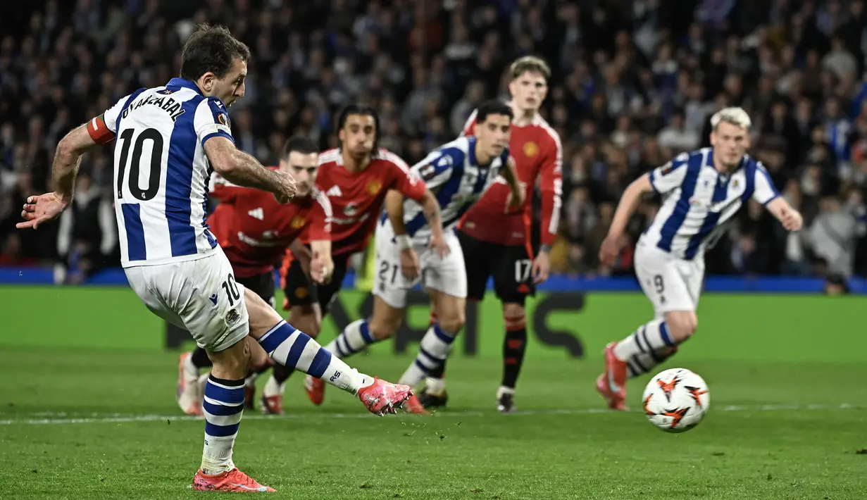 Pemain Real Sociedad, Mikel Oyarzabal mencetak gol melalui tendangan penalti ke gawang Manchester United dalam laga leg 1 babak 16 besar Liga Europa 2024/2025 di Anoeta Stadium, San Sebastian, Spanyol, Jumat (07/03/2025) dini hari WIB. (AFP/Ander Gillenea)