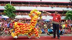 Ribuan warga memadati halaman parkir hingga atas gedung Sri Ratu Pemuda Semarang untuk melihat pertunjukan pentas barongsai dan liong dalam rangka perayaan Imlek, (8/2). Atraksi barongsai dan liong tersebut memang merupakan agenda rutin tahunan. (Gholib)