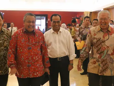 Gubernur Bank Indonesia Perry Warjio, Menhub Budi Karya Sumadi dan Menteri Perdagangan Enggartiasto Lukita berjalan saat akan mengikuti Rakor di Gedung BI, Jakarta, Rabu (4/9/2019). Rakor Pemerintah, Pemerintah Daerah, dan BI membahas Pengembangan Industri Manufaktur. (Liputan6.com/Angga Yuniar)