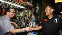 Agus Harimurti Yudhoyono (AHY) menyapa para pedagang di Pasar Petak 9 yang bersiap untuk tahun baru Imlek, Kamis (19/1).