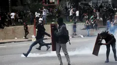 Seorang demonstran menendang gas air mata yang ditembakkan Polisi Anti Huru hara, Brasil, Jumat (8/1/2016). Pengunjuk rasa protes terhadap kenaikan tarif untuk bus kota di Sao Paulo. (Reuters/Nacho Doce)