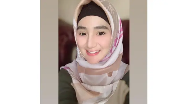 Tak hanya bersuara merdu, paras ayu Bella Nova saat mengenakan hijab ini berhasil membuat banyak orang terpukau.