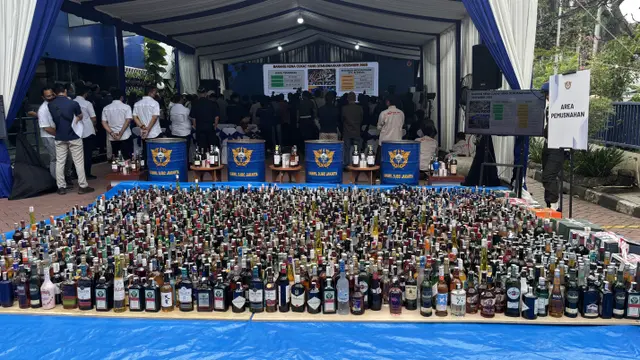 Direktorat Jenderal Bea Cukai memusnahkan Barang Hasil Penindakan Kanwil Bea Cukai Jakarta. Barang yang dimusnahkan meliputi 13,4 juta batang rokok dan botol minuman yang mengandung etil alkohol. (Foto: Liputan6.com/Tira Santia)