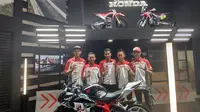 Dimas Ekky dan Andi Gilang ramaikan booth Honda di GIIAS 2017, Selasa (15/8/2017). (Bola.com/Andhika Putra)