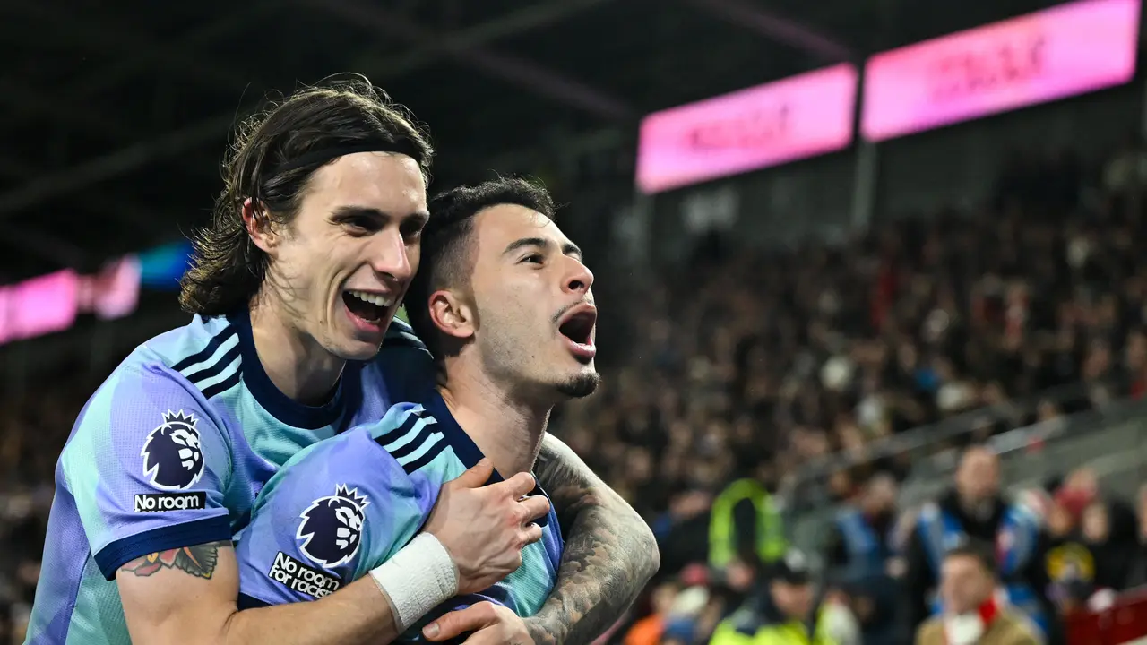 Selebrasi pemain Arsenal ketika menjebol gawang Brentford di laga pertama Liga Inggris tahun 2025