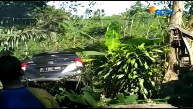 Satu keluarga asal Bandung mengalami kecelakaan, saat minibus yang ditumpanginya terjun ke jurang sedalam 15 meter di Pangandaran usai perjalanan wisata.