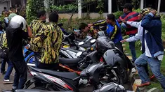 Massa Angkatan Muda Partai Golkar (AMPG) terlibat kericuhan saat Rapat Pleno di DPP Golkar, Jakarta, Selasa (25/11/2014). (Liputan6.com/Johan Tallo)