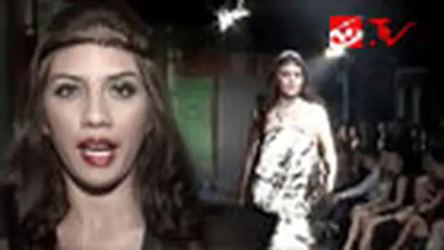 Lenggak Lenggok Nadila Ernesta di Catwalk