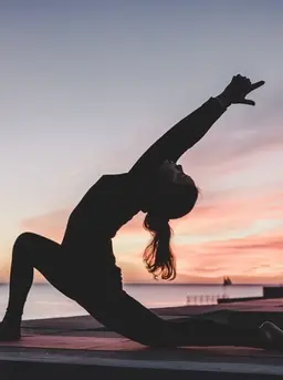 Orang yang bahagia memiliki jadwal olahraga yang teratur, karena tubuh yang bergerak akan melepaskan neurotransmitter yang membuat otak tenang dan mengendalikan impuls. Foto: unsplash.com.