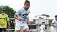 Liga 1: Latihan di Rumah, Gelandang Persib Bertempur dengan Rasa Bosan