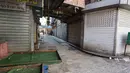 Pemuda Palestina berdiri di depan toko-toko yang tutup selama pemogokan umum di Nablus di Tepi Barat yang diduduki, sehari setelah sebuah roket menghantam rumah sakit Gaza yang menewaskan ratusan orang, Rabu (18/10/2023). (Zain JAAFAR / AFP)