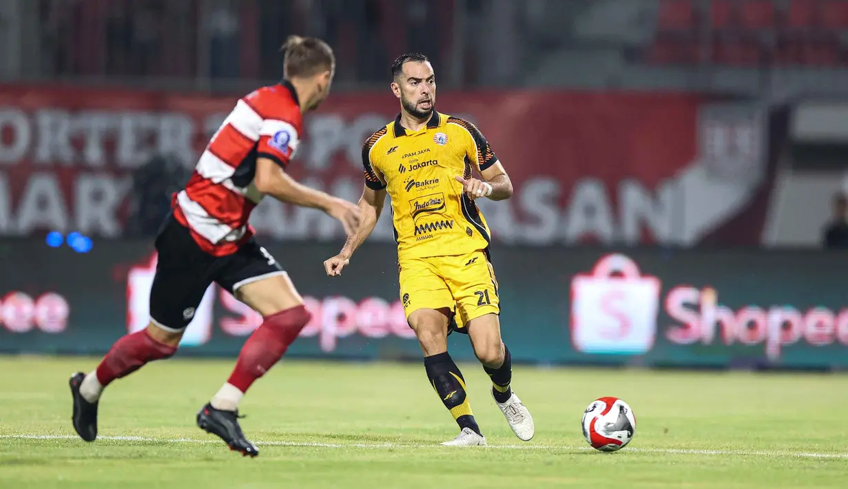 Di babak kedua, kedua tim bermain ketat dan saling adu serang. (Bola.com/Abdul Aziz)