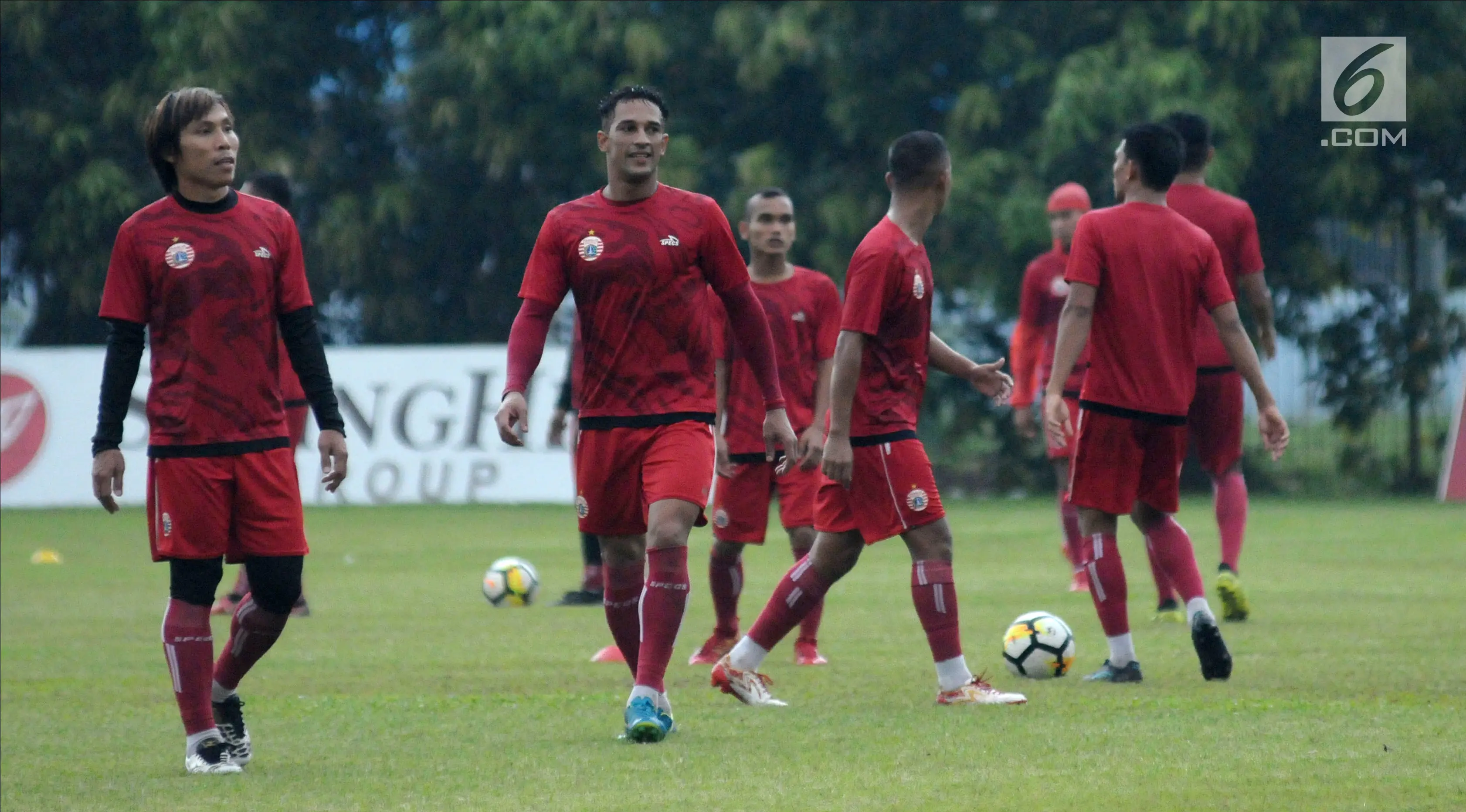 Pemain Persija, Addison Alves (kedua kiri) saat mengikuti latihan di Lapangan Sutasoma, Halim Perdanakusuma, Jakarta, Selasa (20/3) (Liputan6.com/Helmi Fithriansyah)