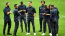 Penampilan pemain Juventus Cristiano Ronaldo (empat kiri) bersama rekan-rekannya saat mengunjungi Stadion Wanda Metropolitano, Madrid, Spanyol, Selasa (17/9/2019). Juventus akan menghadapi Atletico Madrid pada laga Grup D Liga Champions. (OSCAR DEL POZO/AFP)