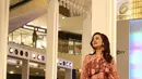 Aktris Astrid Tiar memperagakan busana karya perancang Tities Sapoetra dalam Fashion Nation 2018, Jakarta, Jumat (20/4/). (Liputan6.com/Herman Zakharia)