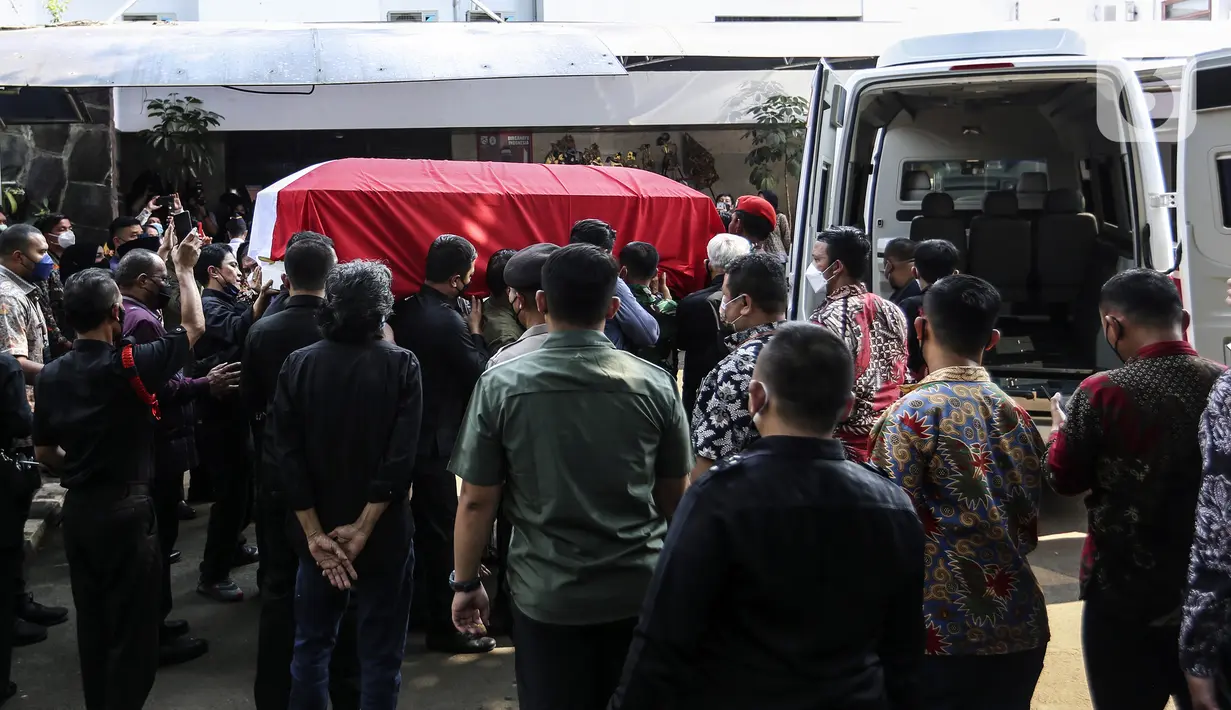 Jenazah almarhum Menpan RB Tjahjo Kumolo tiba dari Rumah Sakit Abdi Waluyo di Rumah Dinas Widya Candra, Jakarta, Jumat (1/7/2022). Tjahjo Kumolo meninggal dunia di RS Abdi Waluyo pada pukul 11.10 WIB karena sakit infeksi paru-paru yang diderita. (Liputan6.com/Johan Tallo)
