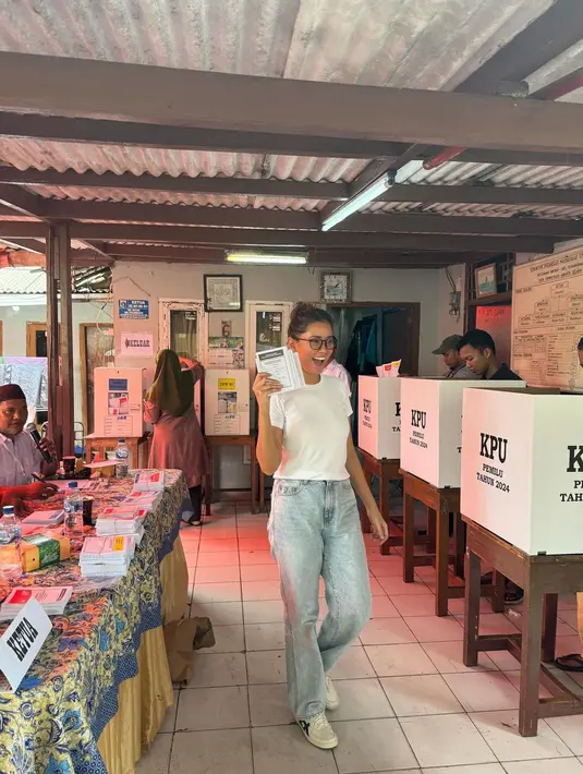 Titi Radjo tampil santai mengenakan kaus putih, celana jeans, dan sneakers warna putih senada dengan kaus-nya. [@titiradjopadmaja]