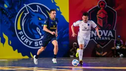 Pemain Fury Squad, Falcao (kiri) berebut bola dengan pemain Lynx Hunters, Suphawut dalam laga perebutan peringkat ketiga Futsal X Series 2 yang berlangsung di GOR UNJ, Rawamangun, Jakarta, Minggu (18/01/2026). (Bola.com/Bagaskara Lazuardi)