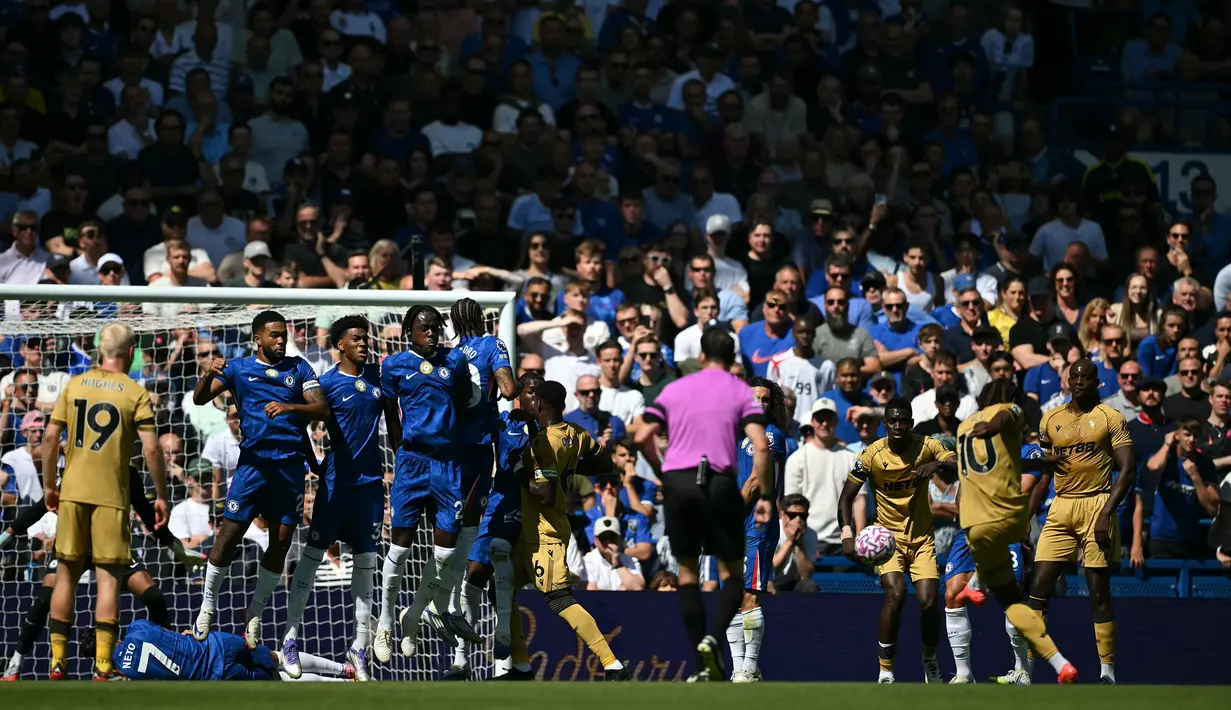 Momen tersebut terjadi saat Crystal Palace mendapatkan hadiah tendangan bebas pada menit ke-12. (AFP/Justin Tallis)
