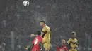 Bek Mitra Kukar, Arthur Cunha, menyundul bola pada laga final Piala Jenderal Sudirman. Mitra Kukar mencetak dua gol kemenangan di babak kedua. (Bola.com/Vitalis Yogi Trisna)