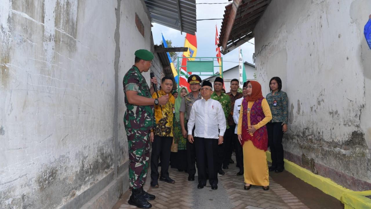 Wapres Ma'ruf Amin meninjau lokasi rekonstruksi bangunan pascagempa di Desa Gontoran Barat, Kota Mataram, NTB. (foto: setwapres)
