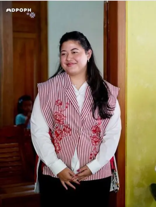 Pinkan Merupakan Bakal Calon Legislatif (Bacaleg) DPR RI dari daerah pemilihan (Dapil) Jawa Tengah IV. Saat blusukan ia mengenakan vest warna merah bergaris dipadukan inner kemeja putih. [@dpophaprani]