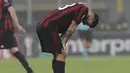 Striker AC Milan, Patrick Cutrone, tampak lesu usai tim nya ditahan imbang AEK Athens pada laga Liga Europa di Stadion San Siro, Milan, Kamis (19/10/2017). AC Milan bermain imbang 0-0 dengan AEK Athens. (AP/Luca Bruno)