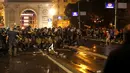 Polisi menghadapi pengunjuk rasa di gedung parlemen di Skopje, Makedonia Utara, Selasa (5/7/2022) malam. Protes kekerasan meletus di ibu kota Makedonia Utara, Skopje, di mana para demonstran mencoba menyerbu gedung-gedung pemerintah. (AP Photo/Boris Gdanoski)